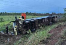 Ônibus de passageiros tomba na BR-174 entre Manaus e Boa Vista