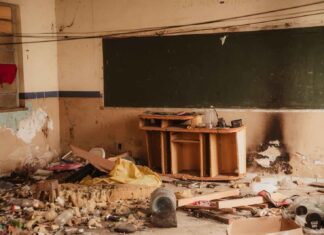 Escola estadual às margens da BR-174 apresenta cenário de abandono em Mucajaí; veja fotos