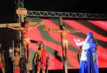 Encenação da Paixão de Cristo reúne fiéis na zona Oeste de Boa Vista