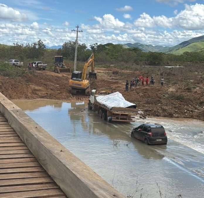 As equipes da Seinf restabeleceram neste domingo, 31, o tráfego na RR-171 - rodovia que dá acesso ao Uiramutã