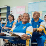 Idosa de 74 anos aprende a escrever o próprio nome após voltar aos estudos na EJA em Boa Vista