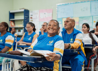 Idosa de 74 anos aprende a escrever o próprio nome após voltar aos estudos na EJA em Boa Vista