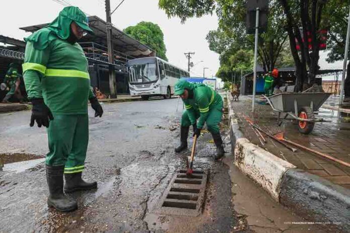 PATRULHA DA CHUVA - Prefeitura mantém serviços diários de limpeza urbana na cidade - Ft FRANCISCO SENA7