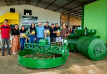 Prefeitura de Boa Vista entrega equipamentos agrícolas a cooperativa de produtores de farinha no Murupu