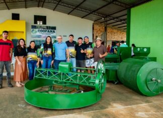 Prefeitura de Boa Vista entrega equipamentos agrícolas a cooperativa de produtores de farinha no Murupu