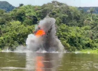 Forças Armadas destroem embarcação e apreendem equipamentos em operação contra garimpo ilegal na Terra Yanomami
