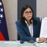 Guiana critica Delcy Rodríguez por usar broche que exibe Essequibo como parte da Venezuela