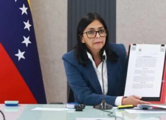 Guiana critica Delcy Rodríguez por usar broche que exibe Essequibo como parte da Venezuela