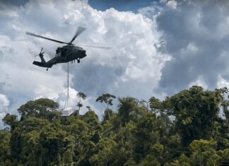 Operação militar leva gerador de 1,3 tonelada à terra Yanomami em Roraima