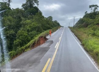 Cratera destrói parte da BR-174 e interdita trecho entre Manaus e Boa Vista
