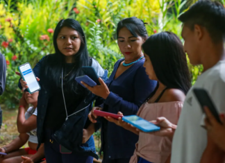 Jovem Yanomami usa tecnologia para ajudar a proteger território e comunidades na Amazônia