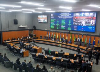 ALE-RR exonera todos os servidores comissionados e suspende auxílio pago a militares cedidos ALE-RR exonera todos os servidores comissionados e suspende auxílio pago a militares cedidos