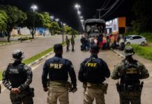 PRF resgata 43 imigrantes cubanos abandonados por coiotes na BR-401 em Roraima PRF imigrantes