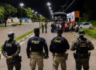 PRF resgata 43 imigrantes cubanos abandonados por coiotes na BR-401 em Roraima PRF imigrantes