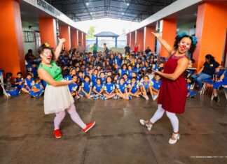 Espetáculo apresentado em Escola Municipal incentiva crianças a trocar telas por brincadeiras tradicionais Espetáculo Escolas