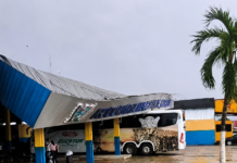 Parte do teto da rodoviária de Caroebe cede durante forte chuva; área é isolada