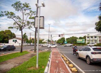 Semáforo da Glaycon de Paiva com Terêncio Lima volta a operar em três tempos Semáforo