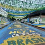 Com 32 mil bandeirinhas, rua de Boa Vista revive tradição das Copas e aposta no hexa Rua Prof Macedo decorada