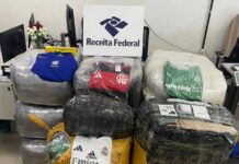 Receita Federal apreende quase meia tonelada de camisas esportivas falsificadas em transportadora de Boa Vista Camisas apreendidas Receita Federal