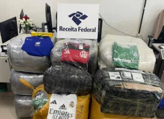 Receita Federal apreende quase meia tonelada de camisas esportivas falsificadas em transportadora de Boa Vista Camisas apreendidas Receita Federal