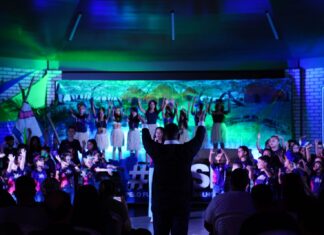 Mostra de canto e coral do SESI reúne alunos e grupo da terceira idade em Boa Vista Mostra de canto e coral do SESI reúne alunos e grupo da terceira idade em Boa Vista