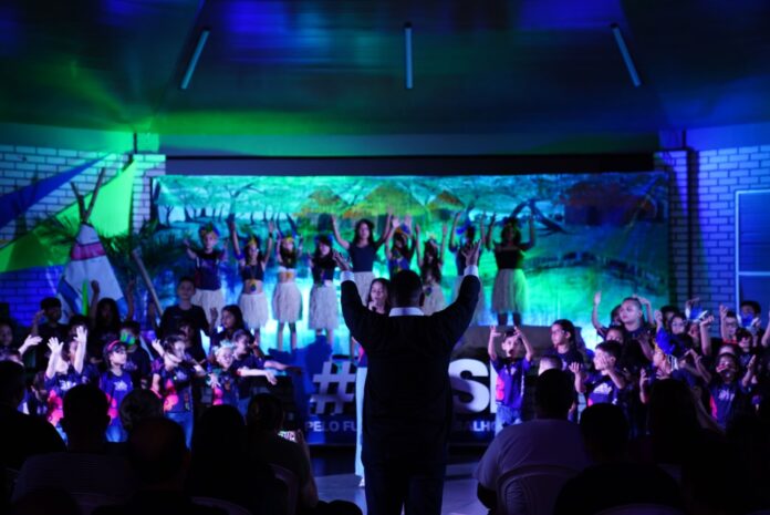 Mostra de canto e coral do SESI reúne alunos e grupo da terceira idade em Boa Vista