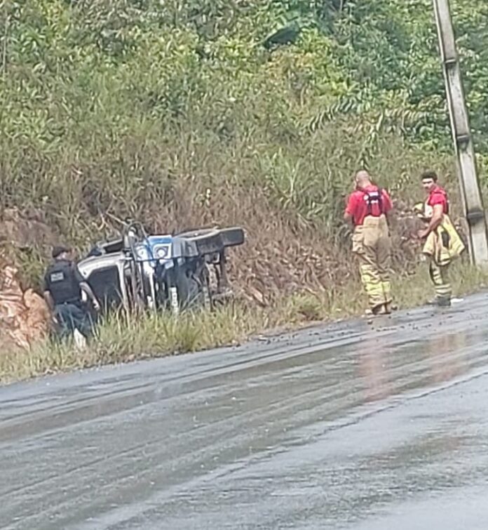 Viatura da PM se envolve em acidente na BR-174, próximo a Pacaraima, em RR