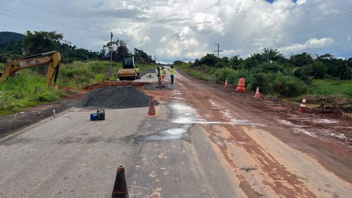 ascom prf Trecho da BR-210 em São Luiz do Anauá é parcialmente interditado após erosão na rodovia