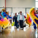 Passageiros são recebidos em clima de arraial no aeroporto às vésperas do Boa Vista Junina