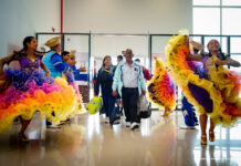Passageiros são recebidos em clima de arraial no aeroporto às vésperas do Boa Vista Junina