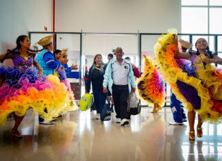 Passageiros são recebidos em clima de arraial no aeroporto às vésperas do Boa Vista Junina