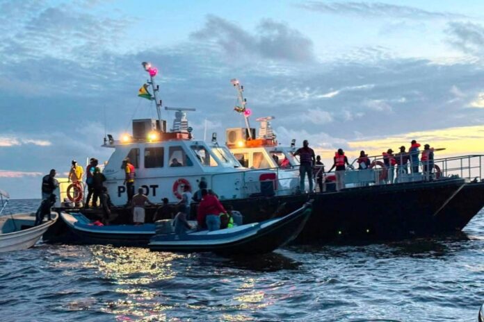 21074759_afunda Sobe para 73 o número de mortos em naufrágio de balsa na Guiana