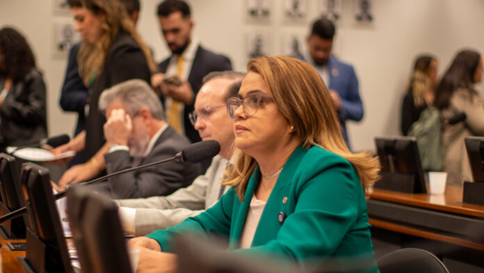 Deputada federal Helena da Asatur durante votação na Câmara dos Deputados.