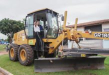 Helena da Asatur entrega motoniveladora para reforçar manutenção de estradas em Uiramutã