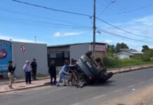 Idoso avança preferencial e provoca capotamento de carro no bairro Asa Branca em Boa Vista Idoso avança preferencial e provoca capotamento de carro no bairro Asa Branca em Boa Vista