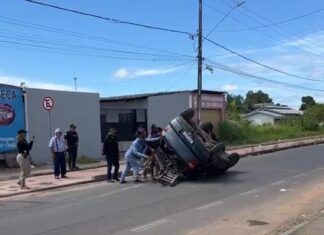 Idoso avança preferencial e provoca capotamento de carro no bairro Asa Branca em Boa Vista Idoso avança preferencial e provoca capotamento de carro no bairro Asa Branca em Boa Vista