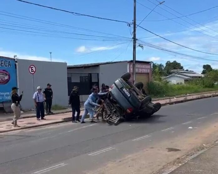 WhatsApp Image 2026-07-21 at 17.15.42 Idoso avança preferencial e provoca capotamento de carro no bairro Asa Branca em Boa Vista