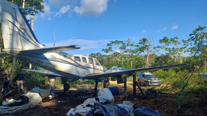 Forças de segurança destroem avião usado para abastecer garimpo ilegal em Caroebe