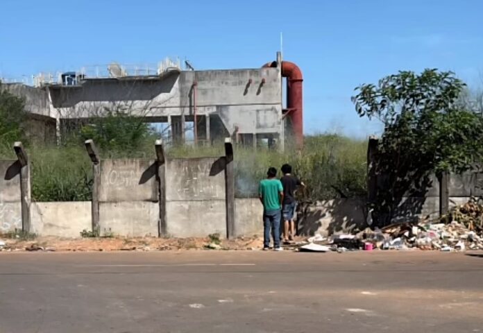 Corpo carbonizado é encontrado em fossão e polícia investiga suspeita de homicídio seguido de esquartejamento em Boa Vista