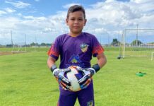 Goleiro roraimense de 11 anos disputa Iberligue no Amazonas em busca de bicampeonato Goleiro José Vinícius segurando uma bola em um campo de futebol.