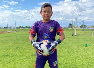 Goleiro roraimense de 11 anos disputa Iberligue no Amazonas em busca de bicampeonato Goleiro José Vinícius segurando uma bola em um campo de futebol.