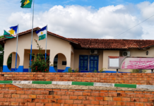 Dez dias após recomendação do MPRR, Câmara de Rorainópolis suspende auxílio-transporte de R$ 2,5 mil Fachada do prédio da Câmara Municipal de Rorainópolis, com letreiro e bandeiras hasteadas, órgão que suspendeu o auxílio-transporte dos vereadores.
