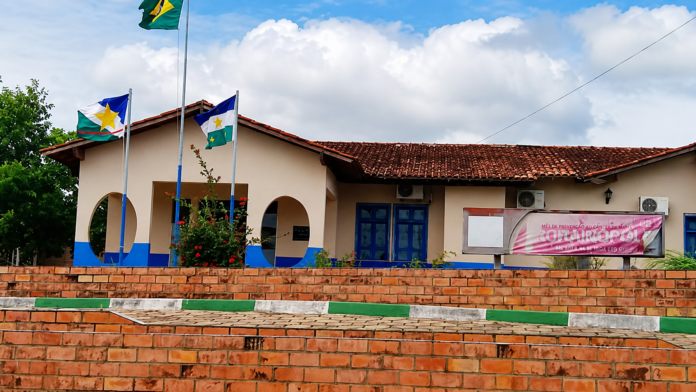 Câmara de Rorainópolis Fachada do prédio da Câmara Municipal de Rorainópolis, com letreiro e bandeiras hasteadas, órgão que suspendeu o auxílio-transporte dos vereadores.