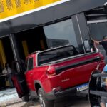 Motorista perde controle de picape e atinge revendedora de veículos na Ataíde Teive