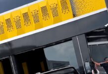 Motorista perde controle de picape e atinge revendedora de veículos na Ataíde Teive