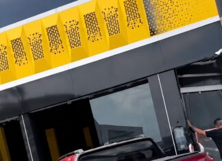 Motorista perde controle de picape e atinge revendedora de veículos na Ataíde Teive