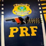 Homem é flagrado com pistola artesanal, munições e droga durante abordagem na BR-174 em Mucajaí Homem é flagrado com pistola artesanal, munições e droga durante abordagem na BR-174 em Mucajaí