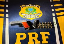 Homem é flagrado com pistola artesanal, munições e droga durante abordagem na BR-174 em Mucajaí Homem é flagrado com pistola artesanal, munições e droga durante abordagem na BR-174 em Mucajaí