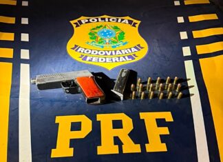 Homem é flagrado com pistola artesanal, munições e droga durante abordagem na BR-174 em Mucajaí Homem é flagrado com pistola artesanal, munições e droga durante abordagem na BR-174 em Mucajaí