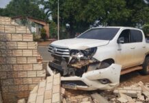 Carro bate em caminhonete e derruba muro de casa em Alto Alegre Carro